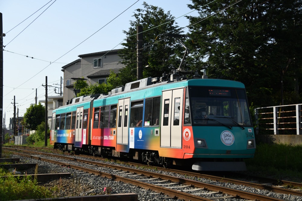 初の営業運転に就く310編成「SDGsトレイン美しい時代へ号」／2023年4月25日 山下〜松原間