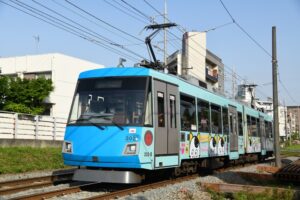 山下駅で307編成と310編成のSDGsトレイン同士が並ぶ／2023年4月27日 山下駅