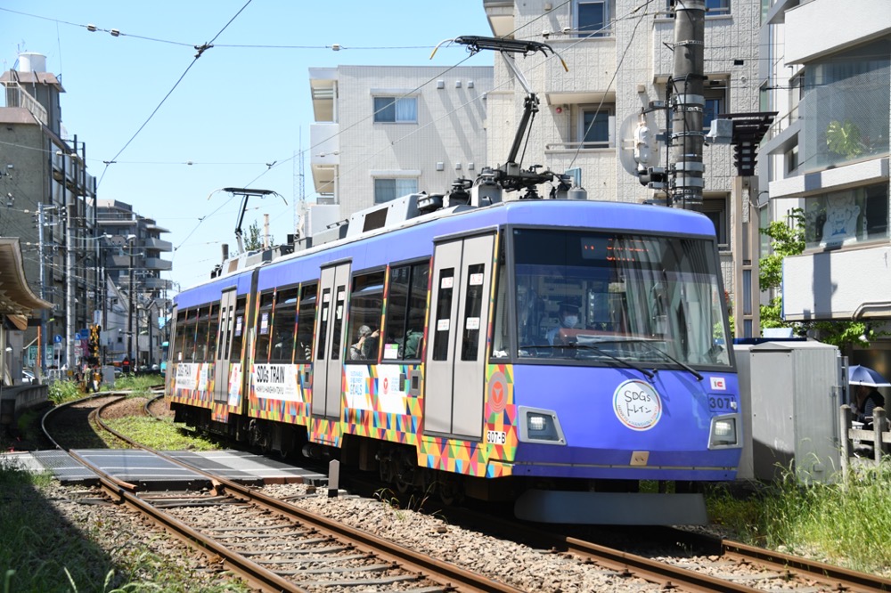 松陰神社前駅を発車した307編成「SDGsトレイン『美しい時代へ号』」／2023年4月27日 松陰神社前〜若林間