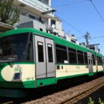 桜満開の松陰神社前駅とデハ83号／1999年4月2日 松陰神社前駅