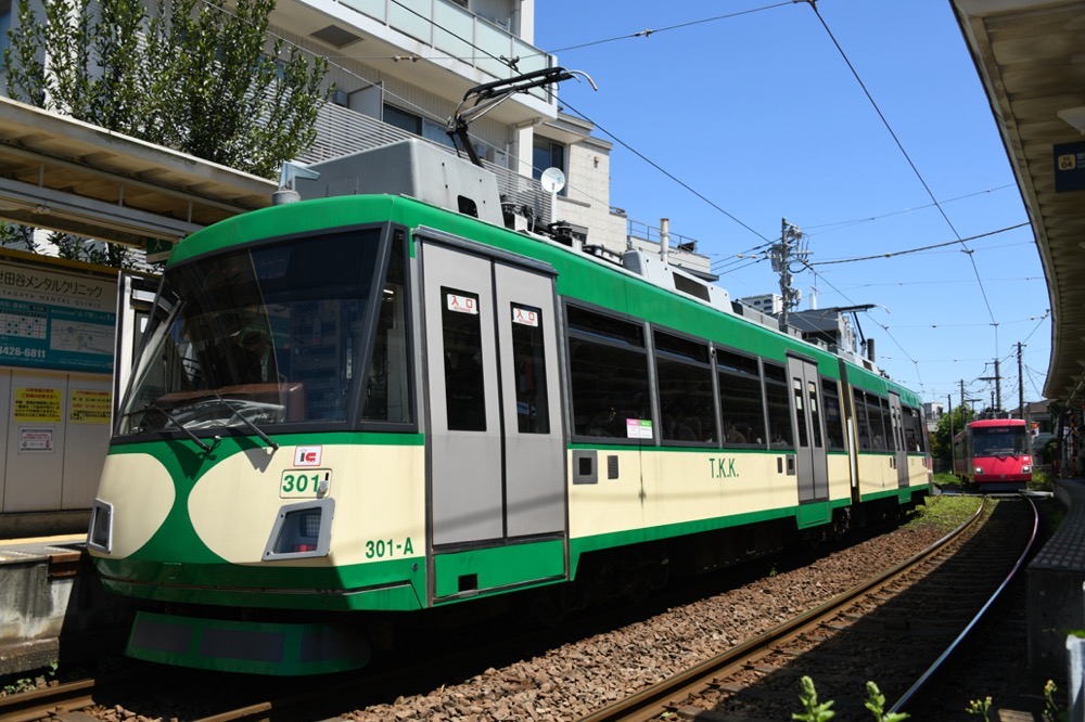 松陰神社前駅で並ぶ301編成「『玉電カラー』電車」と305編成／2023年4月27日 松陰神社前駅