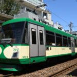 桜満開の松陰神社前駅に停車するデハ153号／1999年4月8日 松陰神社前駅