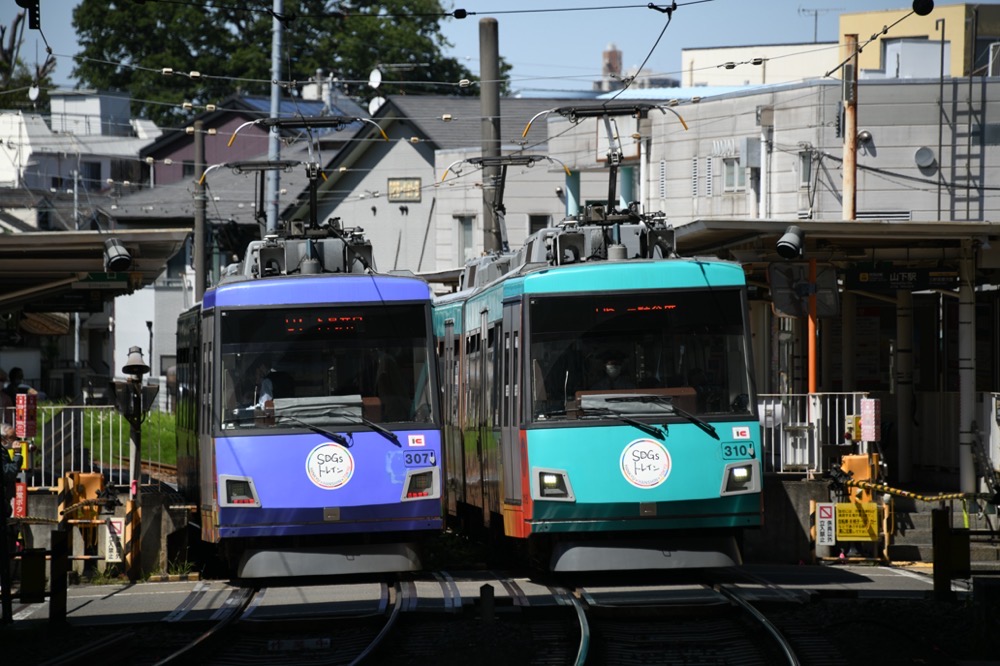 山下駅で307編成と310編成のSDGsトレイン同士が並ぶ／2023年4月27日 山下駅