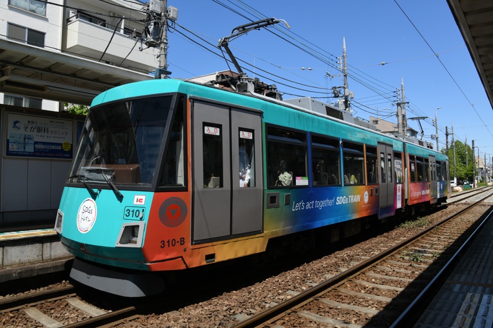 松原駅に停車中の310編成「SDGsトレイン美しい時代へ号」／2023年4月27日 松原駅