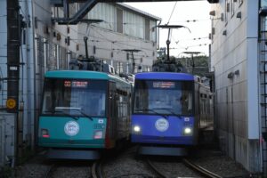 山下駅付近で並ぶ308編成「幸福の招き猫電車」と304編成／2023年4月29日 松原〜山下間