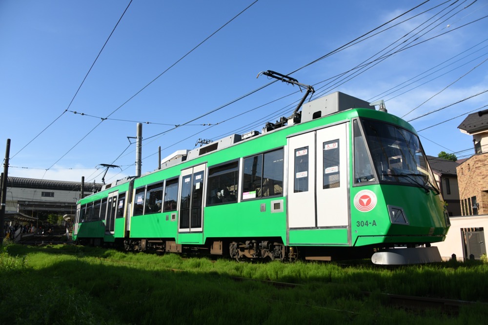 山下駅を発車した304編成／2023年4月29日 山下〜松原間