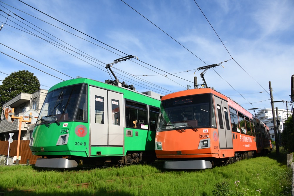 山下駅付近ですれ違う304編成と309編成「FAITH NETWORK」／2023年4月29日 松原〜山下間