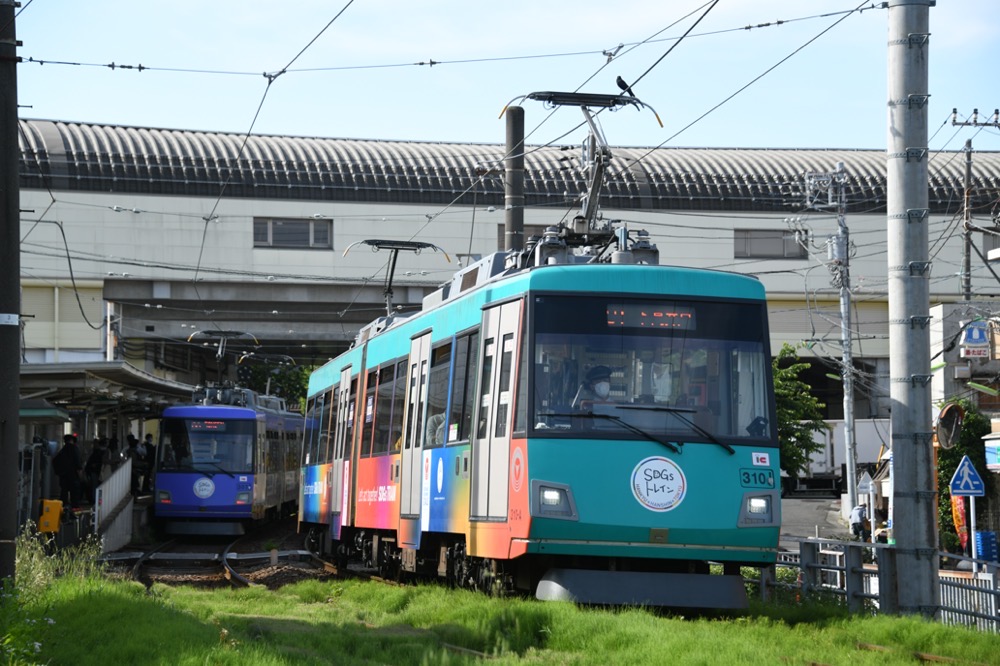 山下駅付近で307編成と310編成のSDGsトレイン同士が並ぶ／2023年4月29日 山下〜松原間