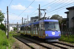 307編成「SDGsトレイン『美しい時代へ号』」の営業最終列車の入庫時に並んだ310編成「SDGsトレイン美しい時代へ号」／2023年5月1日 上町駅