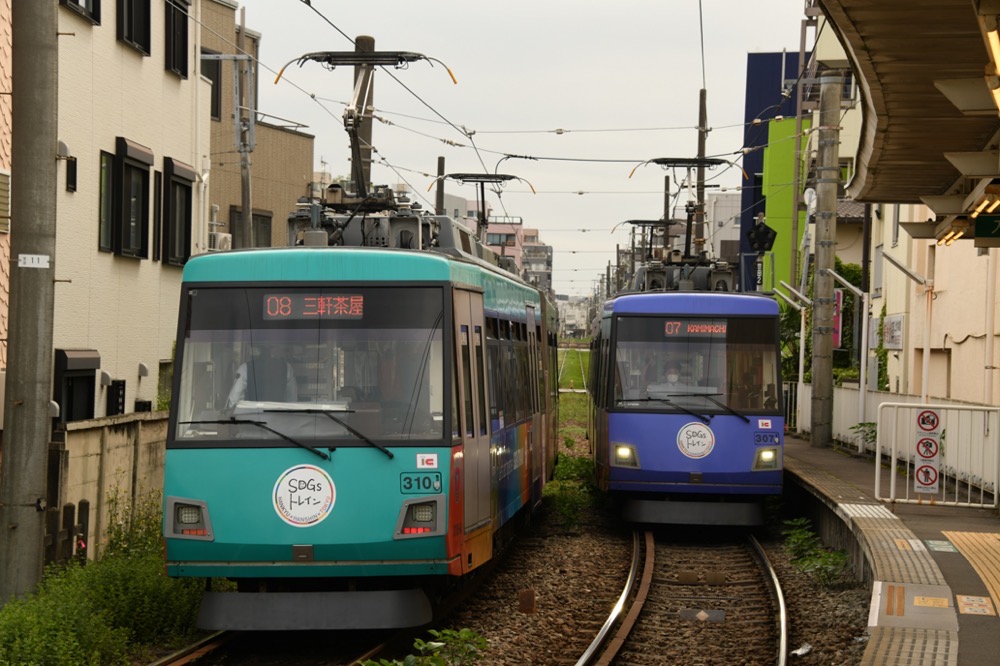 307編成「SDGsトレイン『美しい時代へ号』」の営業最終列車の入庫時に並んだ310編成「SDGsトレイン美しい時代へ号」／2023年5月1日 上町駅