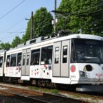 新緑の赤松公園を背景に走る308編成「幸福の招き猫電車」／2023年6月4日 松原〜下高井戸間