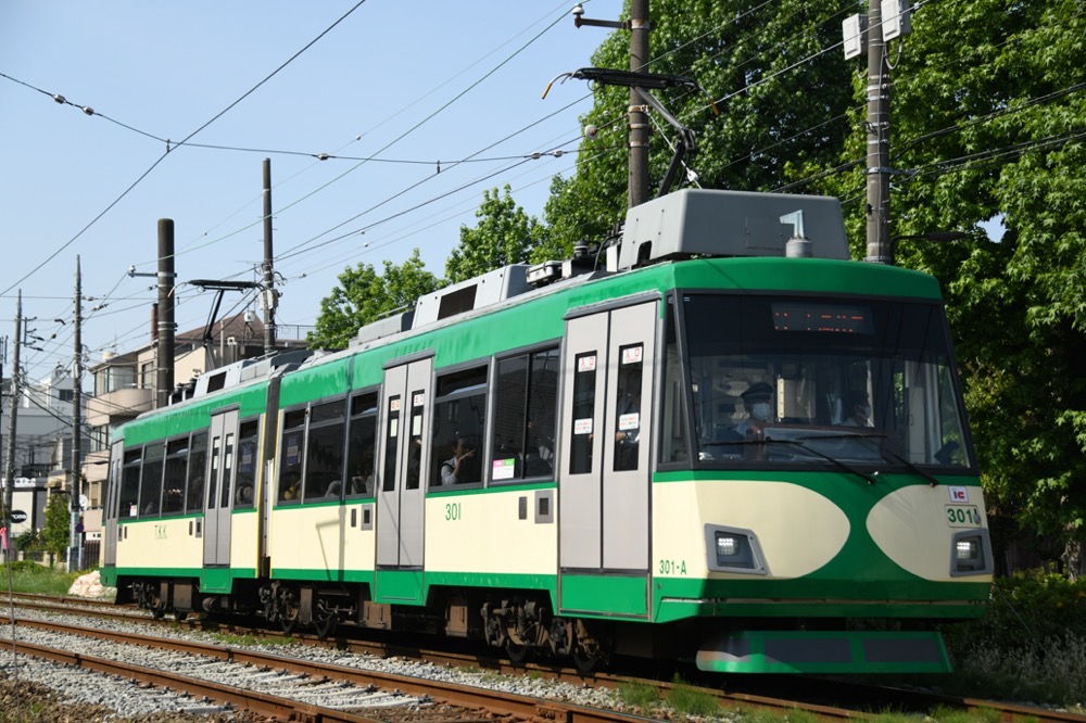 新緑の赤松公園を背景に走る301編成「『玉電カラー』電車」／2023年5月18日 松原〜下高井戸間