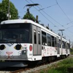 新緑の赤松公園を背景に走る308編成「幸福の招き猫電車」／2023年6月4日 松原〜下高井戸間