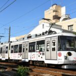 新緑の赤松公園を背景に走る308編成「幸福の招き猫電車」／2023年5月18日 松原〜下高井戸間