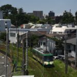 遅咲きの桜を横目に山下駅へ進入する154-153編成／2000年4月12日 山下〜松原間