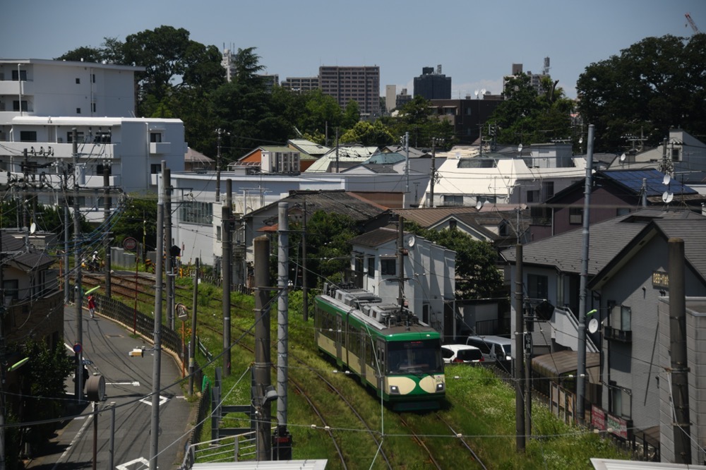 山下駅に進入する301編成「『玉電カラー』電車」／2023年7月2日 松原〜山下間