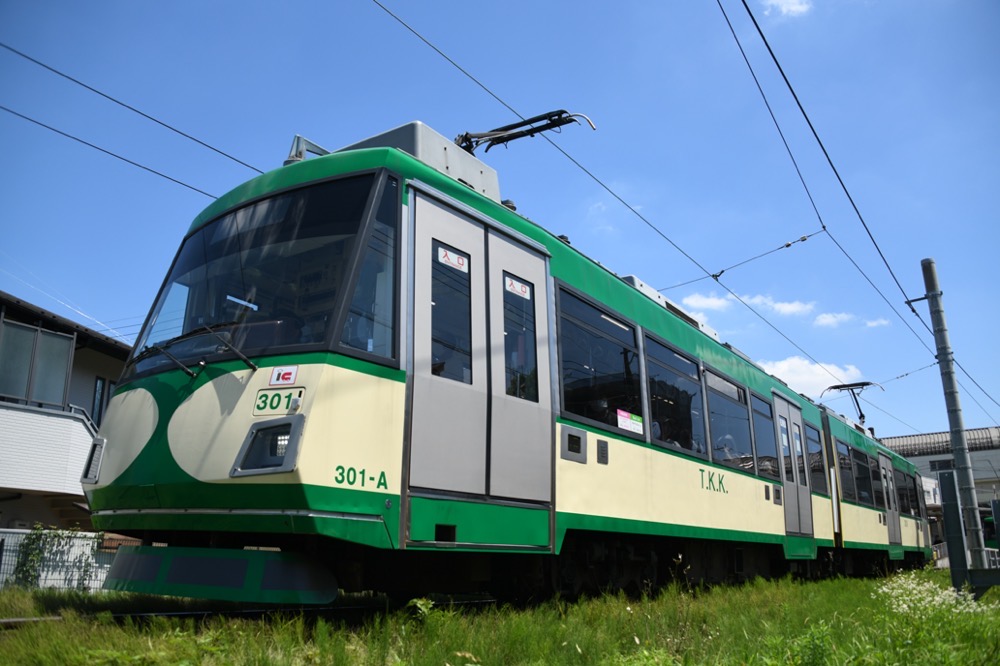 山下を発車した301編成「『玉電カラー』電車」／2023年7月2日 松原〜山下間