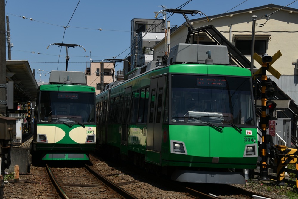 若林駅ですれ違う301編成「『玉電カラー』電車」と304編成／2023年7月2日 若林駅