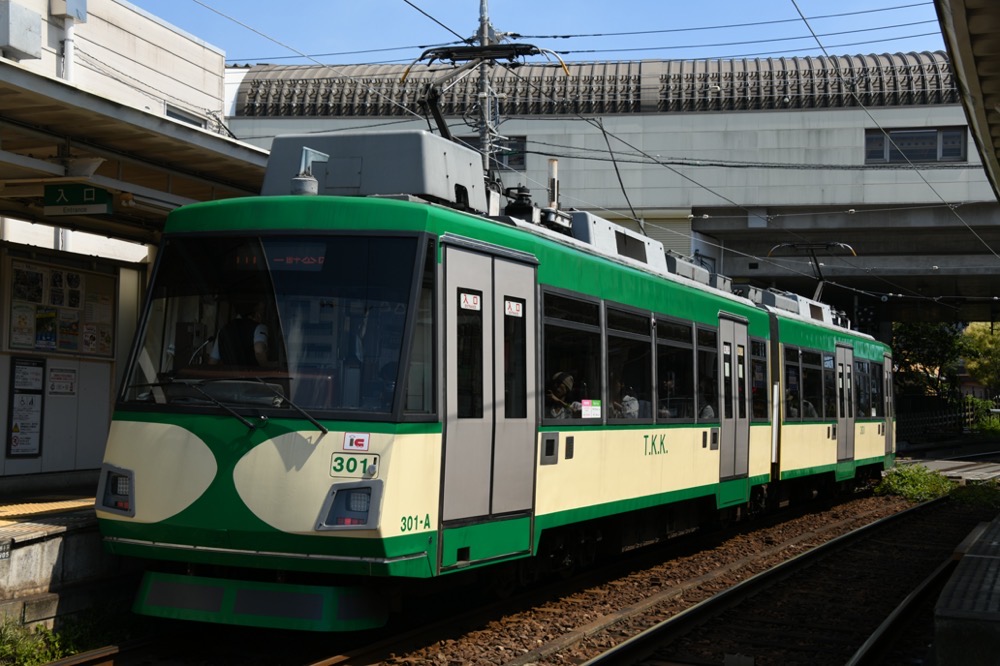 山下駅に停車中の301編成「『玉電カラー』電車」／2023年7月2日 山下駅