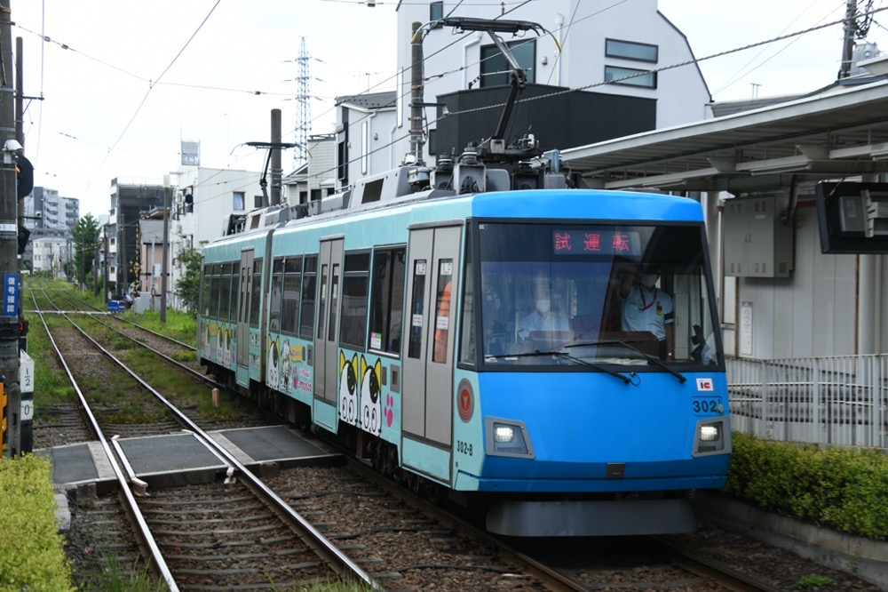 試運転中の302編成「タマ・フレンズ40周年」／2023年7月22日 西太子堂駅