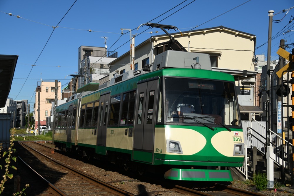 若林駅を発車する301編成「『玉電カラー』電車」／2023年7月30日 若林駅