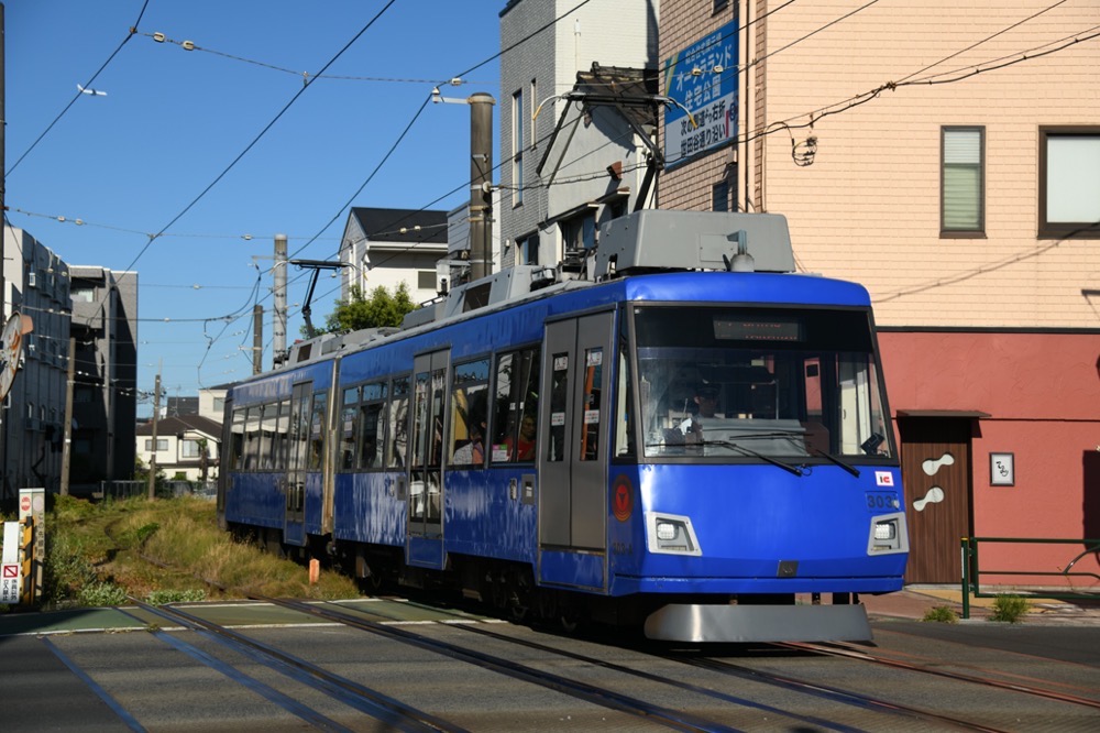 若林踏切を渡る303編成／2023年7月30日 西太子堂〜若林間