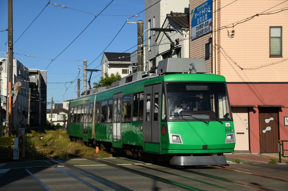 若林踏切を渡る304編成／2023年7月30日 西太子堂〜若林間