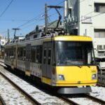 宮の坂駅に停車中の301編成「『サザエさん』マナー告知」／2003年3月10日 宮の坂駅