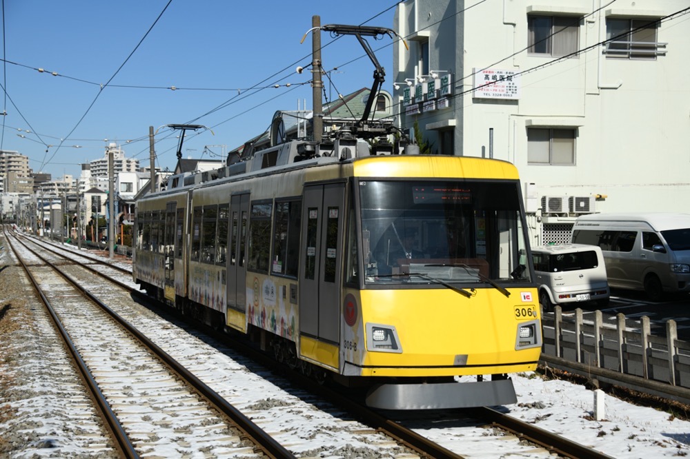 残雪が残る松原駅に進入する306編成「世田谷の里親相談室SETA-OYA」／2024年2月7日 下高井戸〜松原間