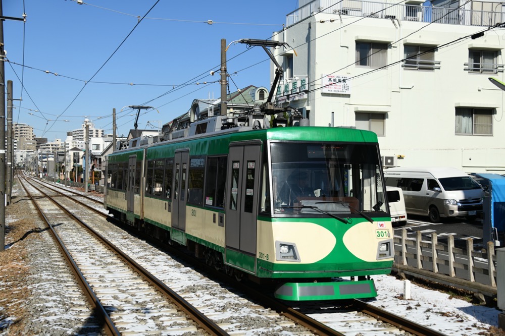 残雪が残る松原駅に進入する301編成「『玉電カラー』電車」／2024年2月7日 下高井戸〜松原間