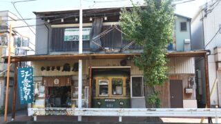 江ノ電651号（元デハ88号）が保存されている江ノ島の和菓子司「扇屋