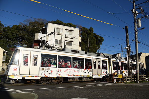 世田谷線を走る「サンタ電車」／2024年12月8日 山下〜松原間