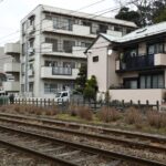 遅咲きの桜を横目に山下駅へ進入する154-153編成／2000年4月12日 山下〜松原間