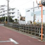 遅咲きの桜を横目に山下駅へ進入する154-153編成／2000年4月12日 山下〜松原間