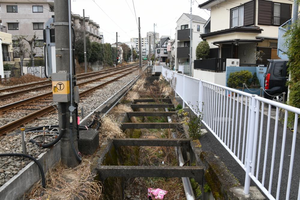 中通構渠山側から露出する北沢川支流／2025年2月3日 松原〜下高井戸間