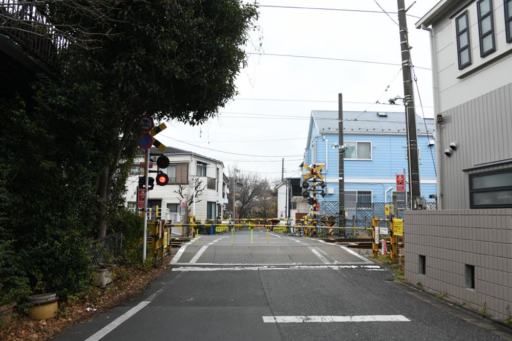 豪徳寺前停留場跡を横切る上町3号踏切道／2025年2月3日 上町〜宮の坂間