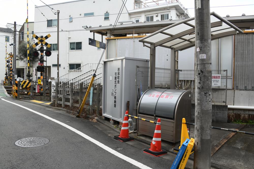 ポンプ格納庫付近の下を流れる烏山川支流（通称若林川）／2025年2月3日 若林駅