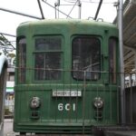 宮の坂駅に停車中の307編成「エコライフ世田谷大作戦」／2004年4月3日 宮の坂駅