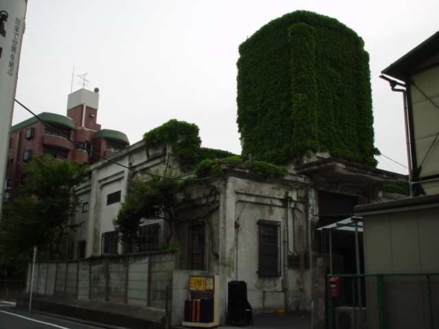旧玉川電気鉄道大橋変電所正面／1999年5月10日 東急バス大橋営業所
