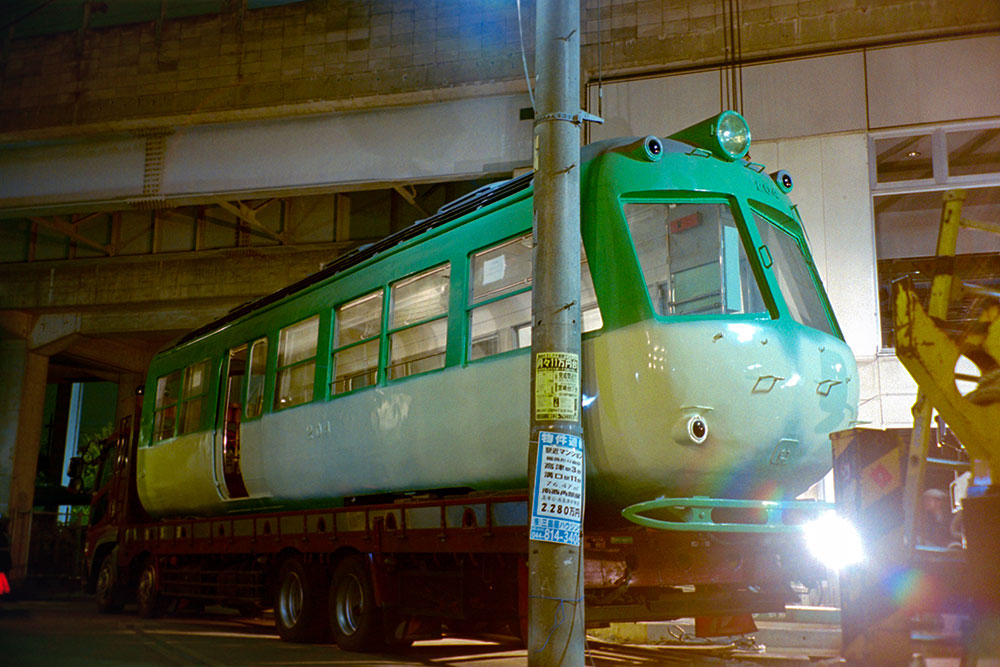 電車とバスの博物館3号館跡から搬出されたデハ204号2位側／2002年11月22日 高津駅
