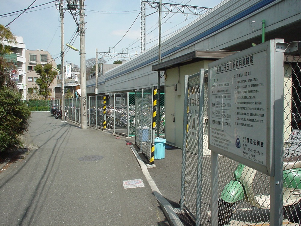 砧線軌道跡に設置された有料駐輪場／2003年3月28日 二子玉川