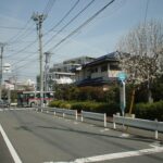 砧線町田川橋梁の桁橋が使用された新吉沢橋／2003年3月28日 吉沢停留所