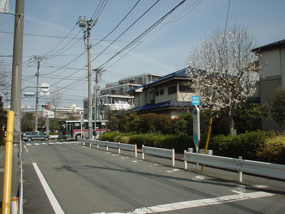 吉沢駅跡に設置された東急バス吉沢停留所／2003年3月28日 吉沢停留所