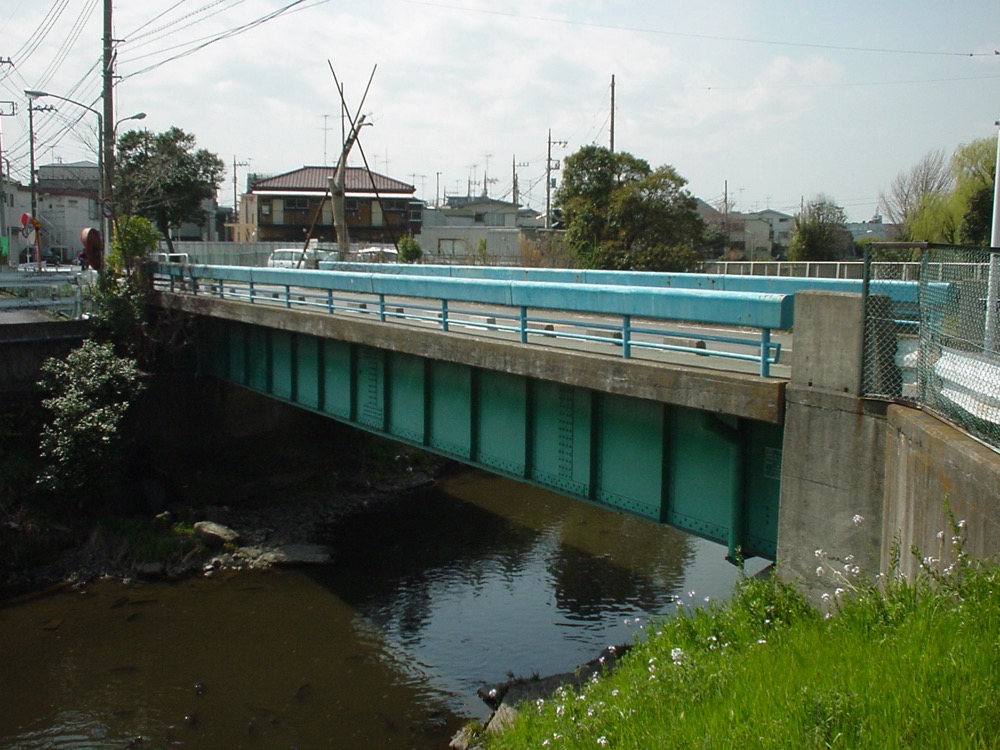 砧線町田川橋梁の桁橋が使用された新吉沢橋／2003年3月28日 吉沢停留所