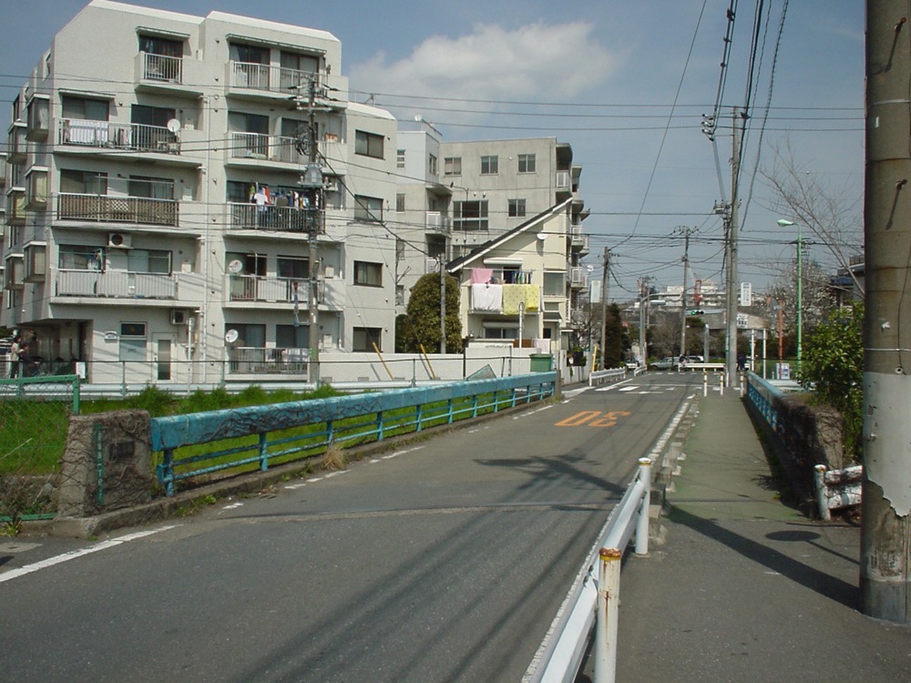 新吉沢橋から見た吉沢駅跡／2003年3月28日 吉沢停留所