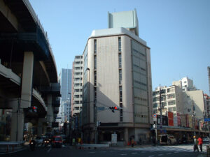 宮の坂駅に停車中の307編成「エコライフ世田谷大作戦」／2004年4月3日 宮の坂駅