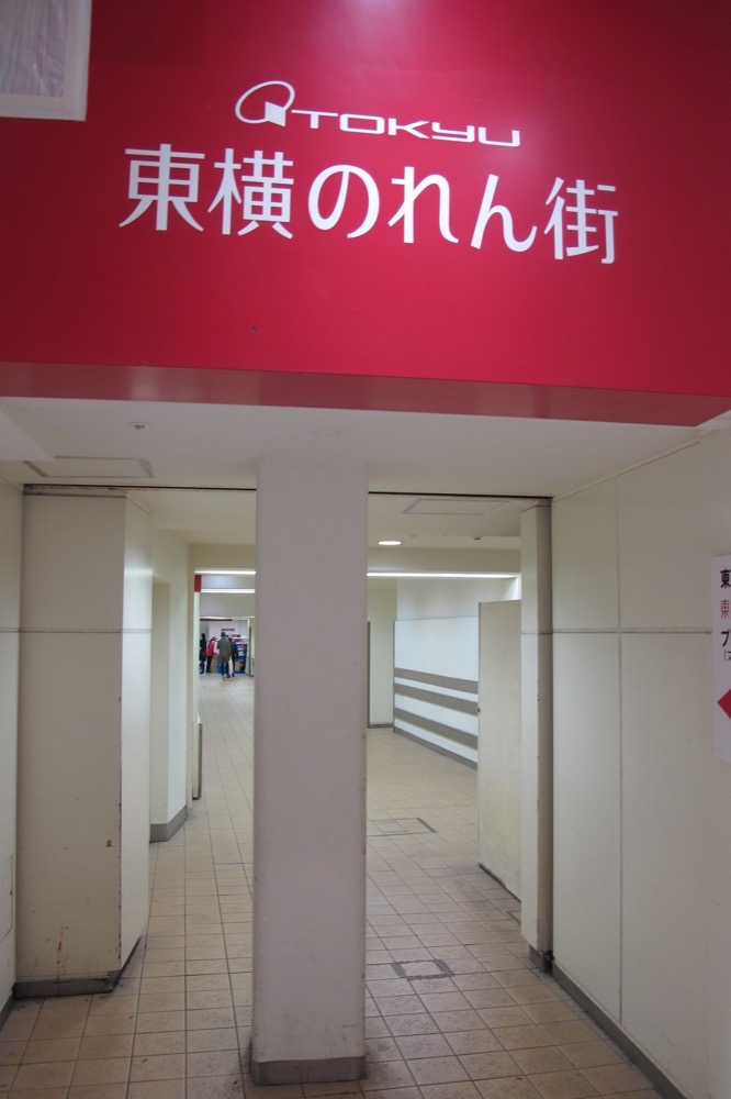 東急百貨店東館・西館連絡通路の広尾線天現寺橋方面の軌道跡／2013年3月24日 東急百貨店西館
