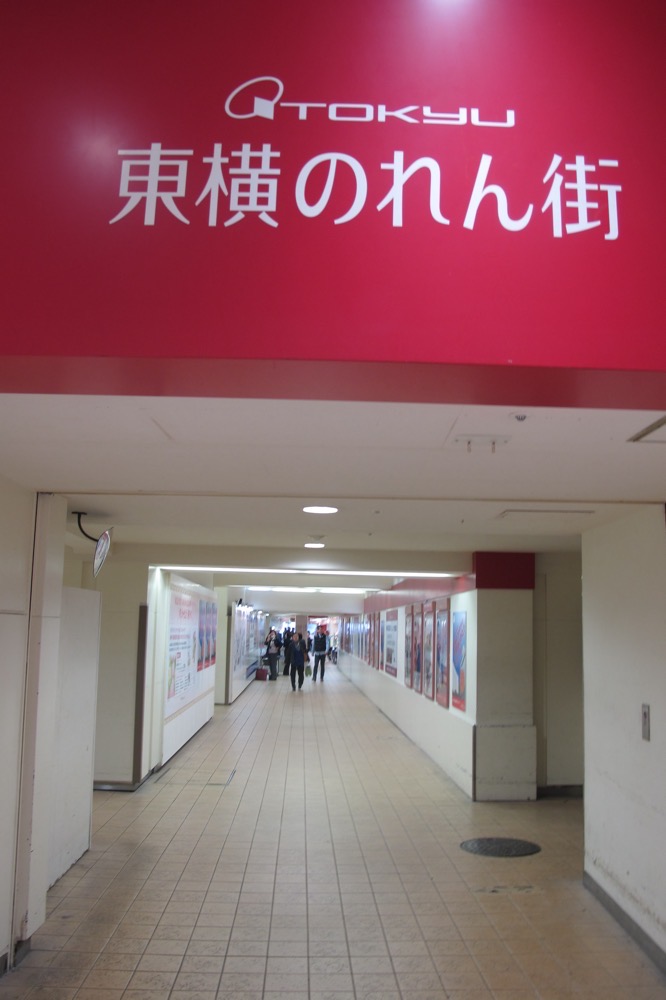東急百貨店東館・西館連絡通路の広尾線渋谷方面の軌道跡／2013年3月24日 東急百貨店西館