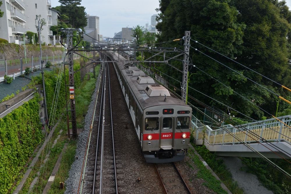 身延山別院前停留場跡を通過する田園都市線8500系／2018年6月8日 二子玉川〜用賀間