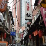 りそな銀行が2003年に退店し、空きビルとなっていた頃の旧協和銀行三軒茶屋支店ビル／2004年3月29日 三軒茶屋交差点